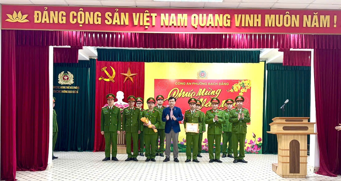 Công an phường Bạch Đằng long trọng tổ chức Lễ chào cờ đầu năm 2026